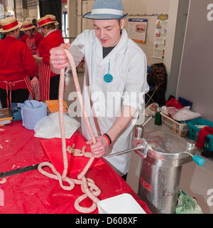 Norwich, Norfolk, Regno Unito. Il 10 aprile 2013. Un uomo che fa le salsicce a molla Fling Festival country fair a Norfolk Showground. Credito: T.M.O.News/Alamy Live News Foto Stock