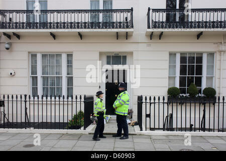 Londra, Regno Unito. Il 10 aprile 2013. Metropolitan gli ufficiali di polizia a guardia della Belgravia home del recentemente scomparso la baronessa Margareth Thatcher, giorni dopo la sua morte da una corsa all'età 87. La sua piazza di Chester house è stata la signora Thatcher's home dal 1991 fino a quando non si trasferì nell'hotel Ritz di Londra a Natale a seguito di un'operazione. Credito: Richard Baker / Alamy Live News Foto Stock