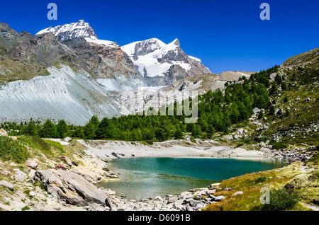 Grunsee, o lago verde, è un piccolo lago nelle Alpi Svizzere vicino a Zermatt, alimentata dalla Findel ghiacciaio. Foto Stock