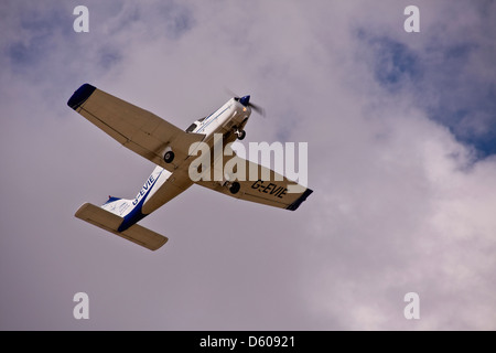 Tayside Aviation Piper PA-28 Warrior G-EVIE luce monoplan decollo dall'aeroporto Dundee, Regno Unito Foto Stock