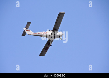 Tayside Aviation Piper PA-38-112 Tomahawk G-BGIG aeromobili privati decollo dall'Aeroporto Dundee, Regno Unito Foto Stock