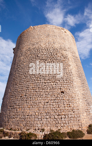 Torre di avvistamento di Ses Portes nel Parco Naturale di Ses Salines a Sant Francesc de S'Estany, Ibiza, Illes Balears, Spagna Foto Stock