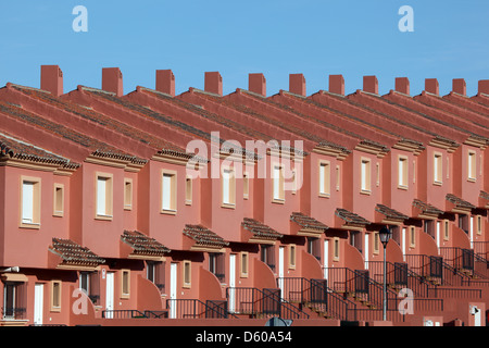 Fila di rosso case residenziali in una urbanizzazione in Spagna Foto Stock