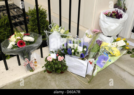 Regno Unito. 10 aprile 2013. Omaggi floreali esterno sinistro della fine della Baronessa Thatcher's London home e la presenza della polizia. Credito: Keith Mayhew/Alamy Live News Foto Stock