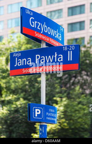 Un cartello stradale in corrispondenza di un incrocio incrocio nel centro cittadino di Varsavia che mostra la strada prende il nome da papa Giovanni Paolo II. Foto Stock