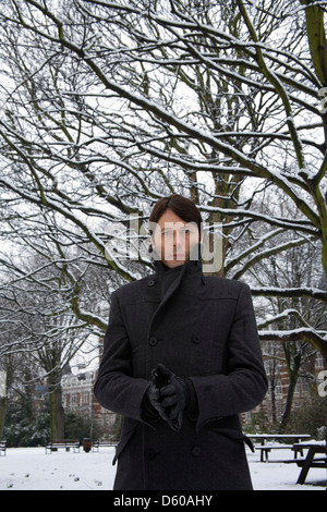 Brett Anderson di pelle scamosciata fotografato in St Johns Wood chiesa Gardens, Londra, Inghilterra. Foto Stock