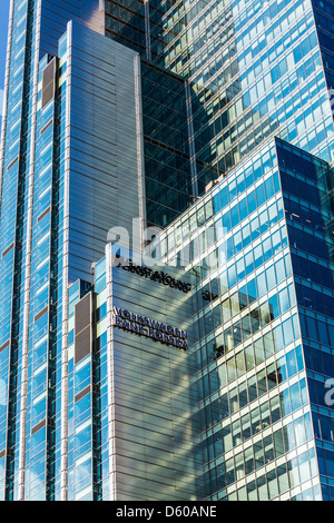 Il Rondò 1 vetro moderno alto grattacielo edificio per uffici a Varsavia in Polonia. Foto Stock