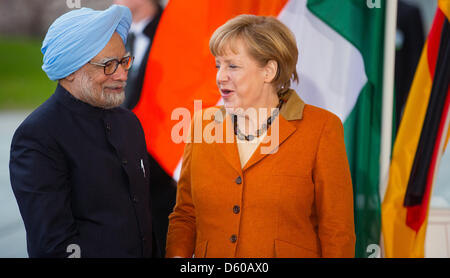 Berlino, Germania. Il 10 aprile 2013. Il cancelliere tedesco Angela Merkel (CDU accoglie il Primo Ministro indiano Manmohan Singh nella parte anteriore della Cancelleria federale a Berlino. I governi di Germania e India si incontrano per due giorni di consultazioni di governo a Berlino. Foto: Annibale/DPA/Alamy Live News Foto Stock