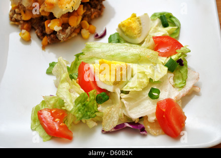 Insalata fresca con Pastori la torta in background Foto Stock