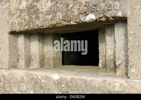 Finestra, slot pistola calcestruzzo bunker scatola di pillole e guardare come parte della seconda guerra mondiale le difese costiere lungo Suffolk la costa del Mare del Nord. Foto Stock