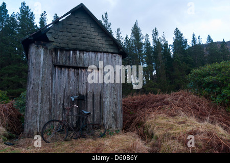 Rusty bike by shed porte Foto Stock