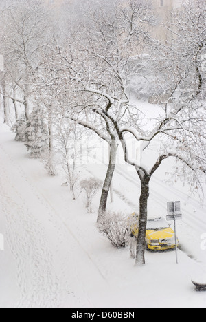 Tempesta di neve nella città Foto Stock