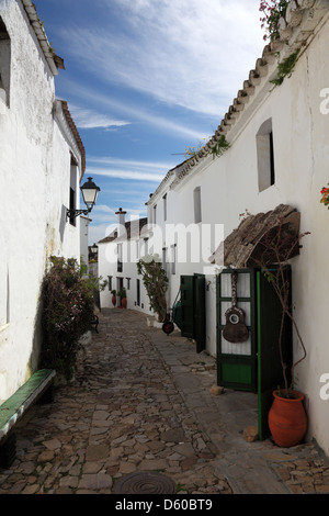 Strada stretta a Castellar de la Frontera, Andalusia, Spagna Foto Stock