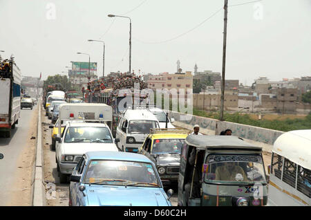 Un gran numero di veicoli bloccati nel traffico si inceppano durante il lavoro di riparazione di un cavalcavia durante i lavori di costruzione presso l'autostrada nazionale a Karachi Mercoledì 10 Aprile, 2013. Foto Stock