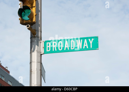 Broadway, un cartello stradale con il semaforo verde nella città di New York, New York, USA, America del Nord - immagine presa dal suolo pubblico Foto Stock
