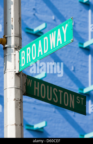 Broadway, Houston street, indicazioni stradali nella città di New York, New York, USA, America del Nord - immagine presa dal suolo pubblico Foto Stock