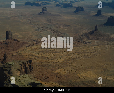 Vista aerea Mesa a doppio spiovente verso Oriente Mitten, Merrick Butte e West Mitten, pavimento marrone Monument Valley, Arizona/Utah, Stati Uniti d'America Foto Stock