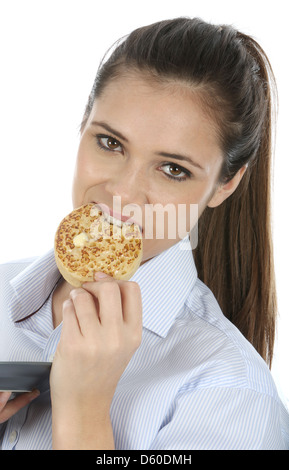 Fiducioso felice giovane donna, da soli, Mangiare tradizionale inglese imburrata tostato cialdine, isolato sfondo bianco, Tracciato di ritaglio Foto Stock