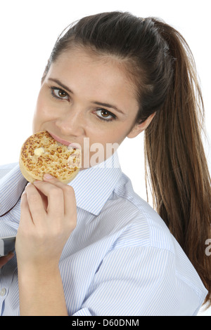 Fiducioso felice giovane donna, da soli, Mangiare tradizionale inglese imburrata tostato cialdine, isolato sfondo bianco, Tracciato di ritaglio Foto Stock