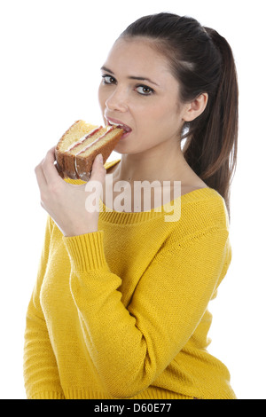 Felice fiducioso giovane donna, Mangiare fetta di fresco Victoria Sponge Cake, isolata contro uno sfondo bianco con tracciato di ritaglio Foto Stock