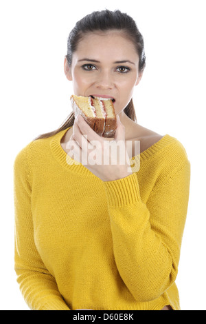 Felice fiducioso giovane donna, Mangiare fetta di fresco Victoria Sponge Cake, isolata contro uno sfondo bianco con tracciato di ritaglio Foto Stock