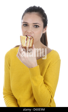 Felice fiducioso giovane donna, Mangiare fetta di fresco Victoria Sponge Cake, isolata contro uno sfondo bianco con tracciato di ritaglio Foto Stock