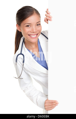 Bellissima gara di misto asiatico Cinese / Caucasian medico mostrando billboard segno isolato su sfondo bianco Foto Stock