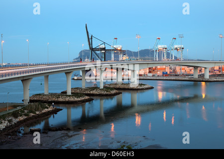 Contenitore Porto di Algeciras accesa al crepuscolo. Andalusia Spagna Foto Stock