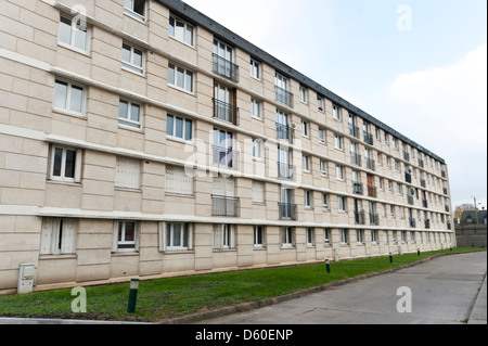 Blocco di appartamenti nel sobborgo parigino di Drancy Foto Stock