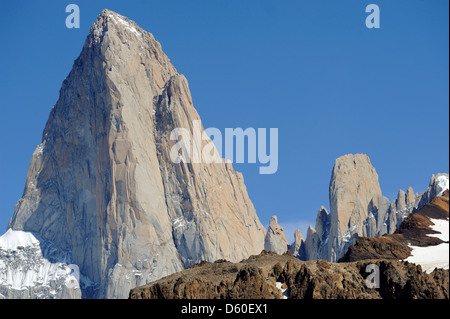 Monte Fitz Roy (Cerro Chaltén, Cerro Fitz Roy, Monte Fitz Roy, Mount Fitzroy) da nord est. Foto Stock