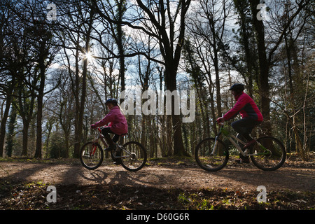 Madre e figlia in bicicletta nella Foresta di Dean, Gloucestershire, Inghilterra Foto Stock