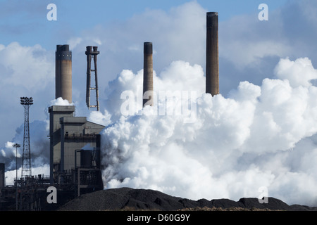 Il fumo degli altiforni e forni a coke a SSI Acciaierie a Redcar, Cleveland, England, Regno Unito Foto Stock