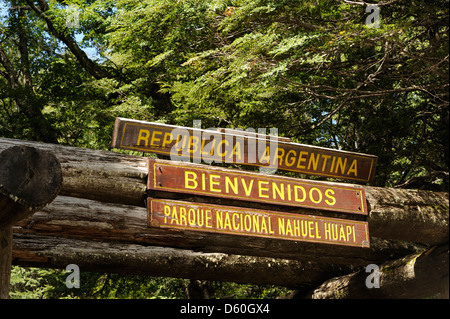 Cartello che diceva "Republica Argentina Bienvenidos Parque Nacional Nahuel Huapi'. Parque Nacional Nahuel Huapi, Argentina. Foto Stock