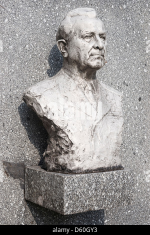 Busto del generale Ludvik Svoboda presso il monumento cecoslovacca, Dukla Pass, vicino Svidnik, Slovacchia. Foto Stock