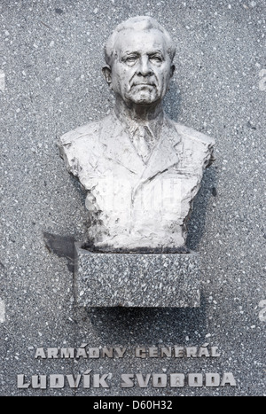 Busto del generale Ludvik Svoboda presso il monumento cecoslovacca, Dukla Pass, vicino Svidnik, Slovacchia. Foto Stock