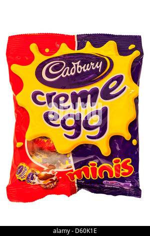 Un pacchetto di Cadbury creme egg minis su sfondo bianco Foto Stock