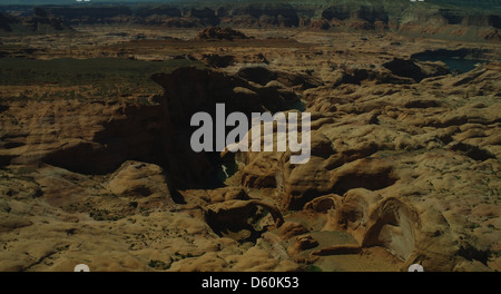 Vista aerea, guardando a valle verso il lago Powell, Rainbow Bridge spanning Bridge Creek radicata in arenaria Navajo, Utah, Stati Uniti d'America Foto Stock