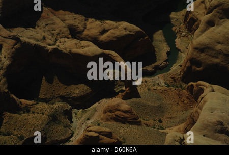 Vista aerea Rainbow Bridge spanning Bridge Creek, da meandro di cut-off e arenaria di monconi ex ponti, Lake Powell, Utah, Stati Uniti d'America Foto Stock