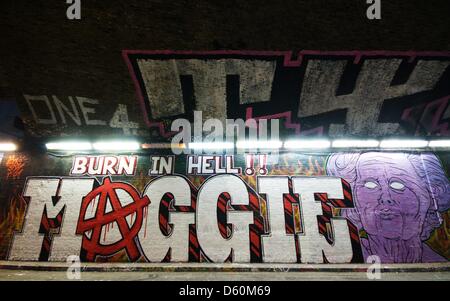 Londra, Regno Unito. Il 10 aprile 2013. Un nuovo pezzo di arte dei graffiti "lettura Burn in Hell Maggie' è sul display nella cosiddetta 'Graffiti 'tunnel' su Leake Street, Londra. Il lavoro completato da Londra artisti di graffiti 'SkyHigh' e 'Nato" è stato messo in seguito alla morte della Baronessa Thatcher, ex primo ministro britannico, con due giorni di anticipo. George Henton / Alamy Live News. Foto Stock