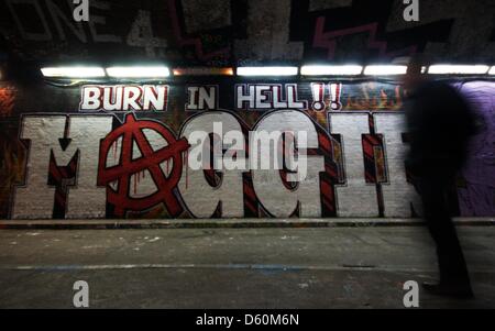 Londra, Regno Unito. Il 10 aprile 2013. Un nuovo pezzo di arte dei graffiti "lettura Burn in Hell Maggie' è sul display nella cosiddetta 'Graffiti 'tunnel' su Leake Street, Londra. Il lavoro completato da Londra artisti di graffiti 'SkyHigh' e 'Nato" è stato messo in seguito alla morte della Baronessa Thatcher, ex primo ministro britannico, con due giorni di anticipo. George Henton / Alamy Live News. Foto Stock