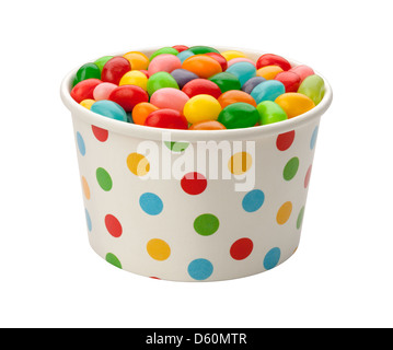 Jellybeans in un bicchiere di carta, isolato su bianco. Foto Stock