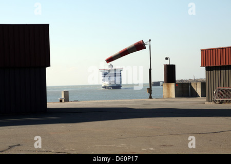 Calais dock Ferry Terminal Francia Foto Stock