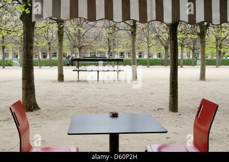 Una coppia di anziani passeggiando attraverso il Palais Royal di Parigi, Francia. Foto Stock