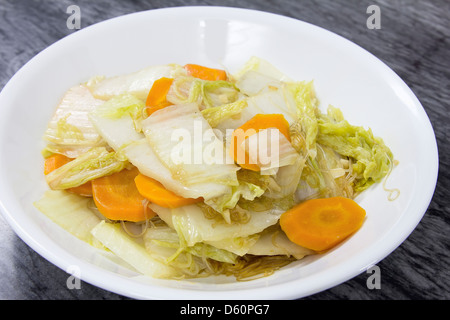 Rosolare il cavolo cinese con aglio tagliato a fettine le carote e chiaro Bean spaghetti di filo piatto Foto Stock