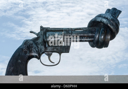 La scultura NON VIOLENZA, pistola annodato da Carl Fredrik Reuterswaerd, il Palazzo delle Nazioni Unite, la sede delle Nazioni Unite, Manhattan, New York Foto Stock