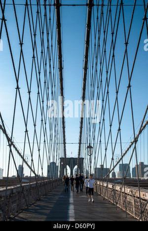 Ponte di Brooklyn con pedoni, Manhattan, New York, New York, Stati Uniti d'America - immagine presa dal suolo pubblico Foto Stock