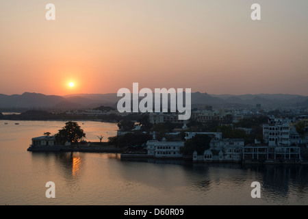Il sole tramonta sul lago Pichola in Udaipur, Rajasthan, India Foto Stock