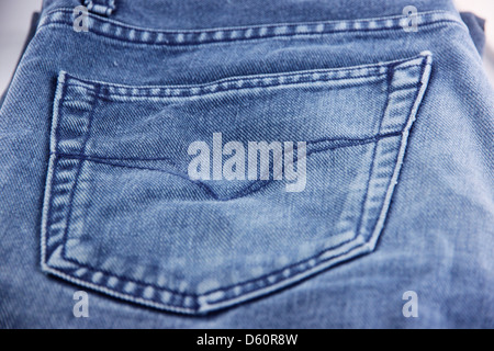 Una foto jeans è reso visibile la texture,un jeans blu di texture per vedere la tasca posteriore. Foto Stock