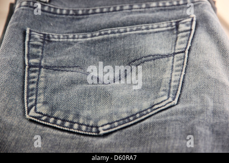 Una foto jeans è reso visibile la texture,un nero jeans di texture per vedere la tasca posteriore. Foto Stock