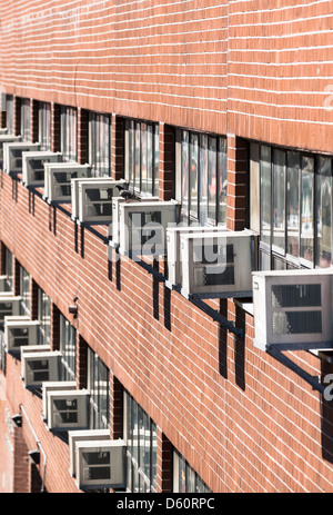 Più esterno le unità aria condizionata in corrispondenza di un muro di casa, il cambiamento climatico Foto Stock